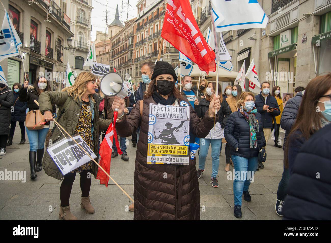 Madrid, Madrid, Spanien. 20th. November 2021. Hunderte von Justizbeamten aus ganz Spanien haben diesen Samstag in Madrid gegen die „Blockade des Finanzministeriums zur Gehaltserhöhung“ des vom Ministerium abhängigen Personals demonstriert und den Justizminister Pilar Llop gebeten, „ihr Gesicht zu zeigen. (Bild: © Alberto Sibaja/Pacific Press via ZUMA Press Wire) Stockfoto