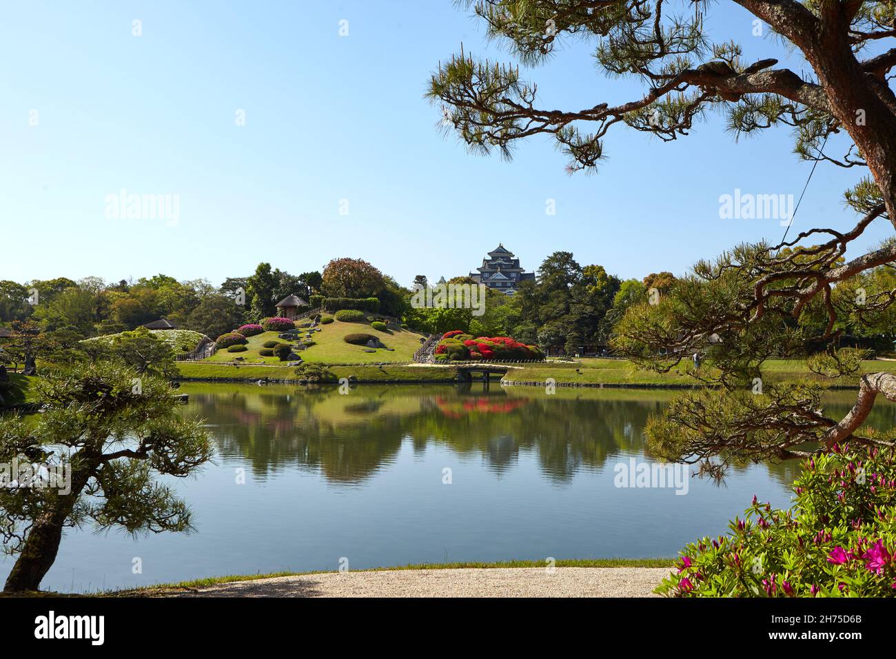 Korakuen Gärten Okayama, Sawa-no-ike Teich, Yuishinzan Hillю. Einer der drei schönsten klassischen Gärten Japans Stockfoto