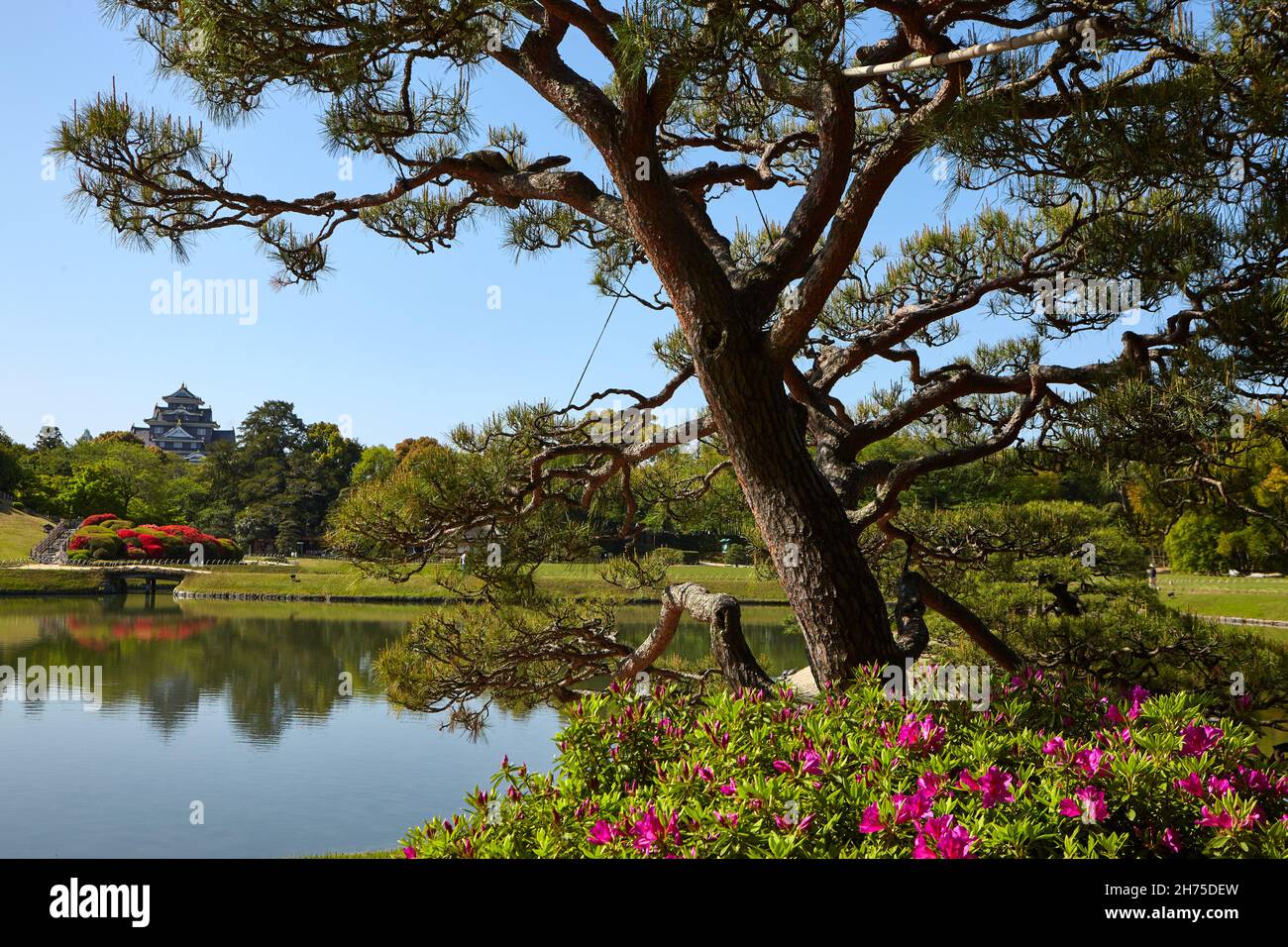 Korakuen Gärten Okayama, Sawa-no-ike Teich, Yuishinzan Hillю. Einer der drei schönsten klassischen Gärten Japans Stockfoto