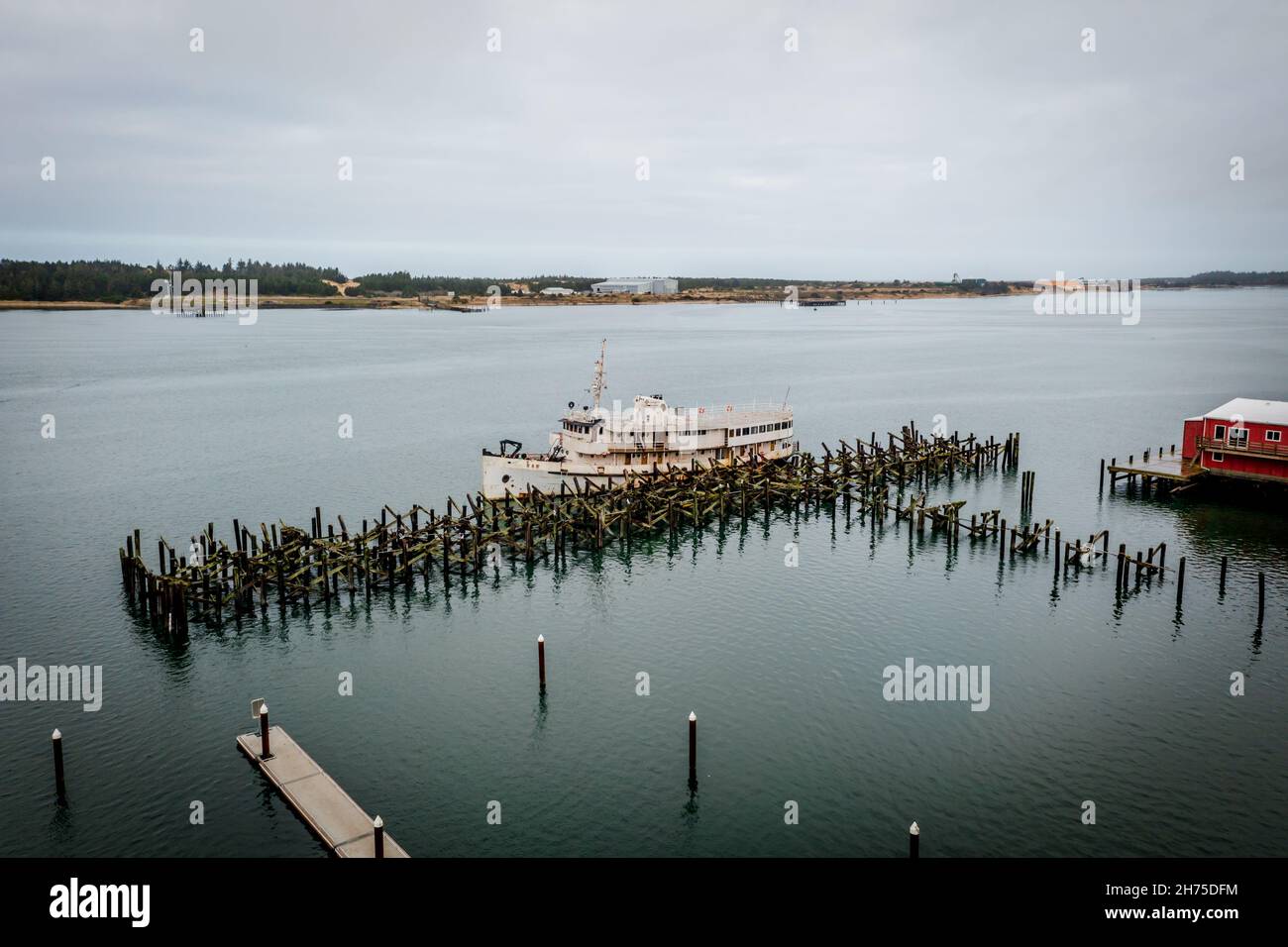 Altes Fährschiff, das am Empire Dock in Coos Bay, Oregon, in der Luft festgemacht ist Stockfoto