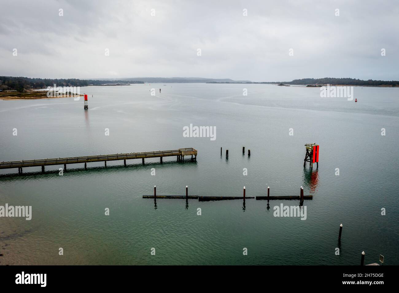 Coos Bay Oregon Bootsanlegestelle mit Pier und Stegen, Blick auf die Drohne Stockfoto