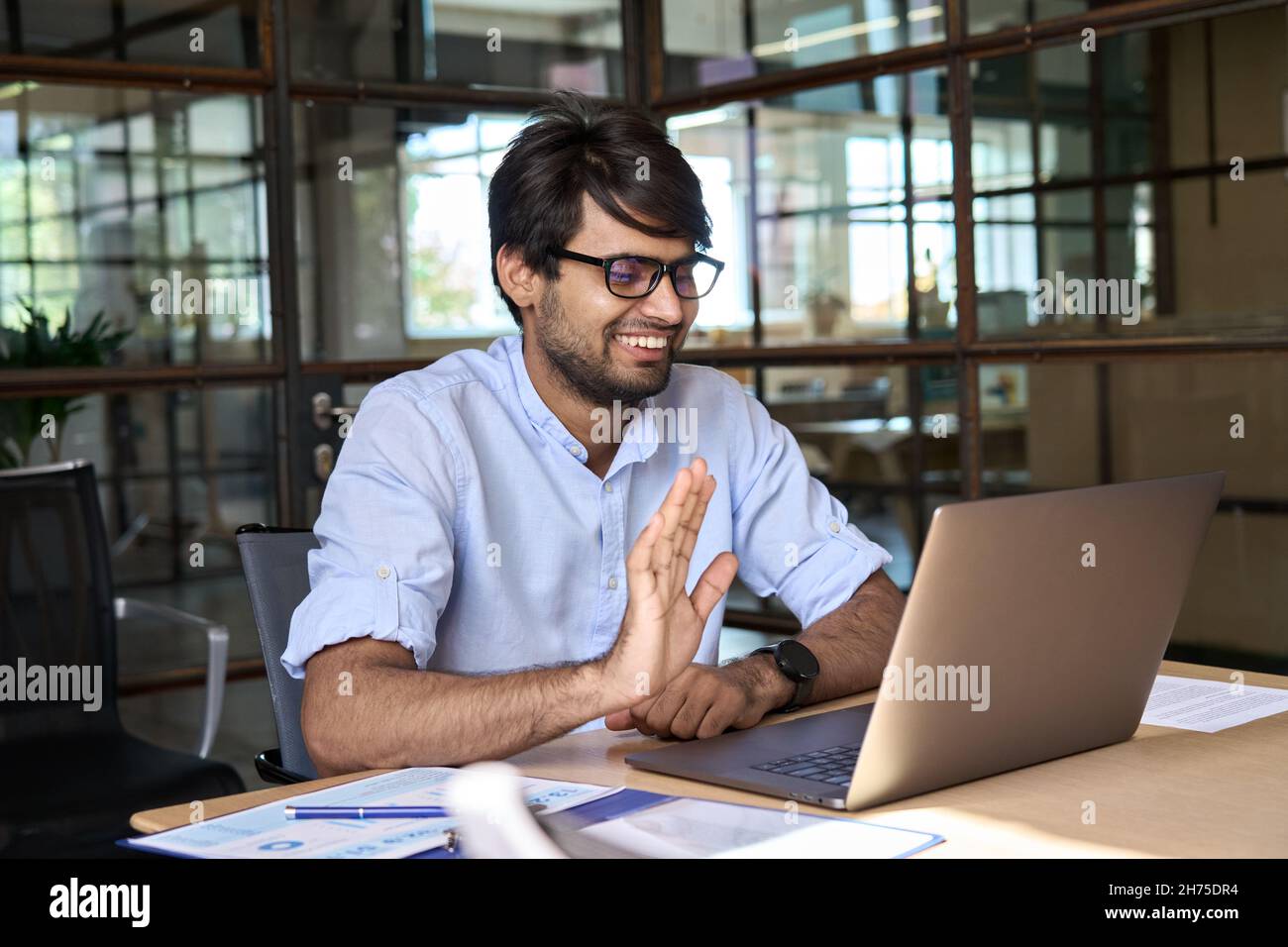 Indischer Manager, Lehrer oder Coach, der virtuelle Videokonferenz leitet. Stockfoto