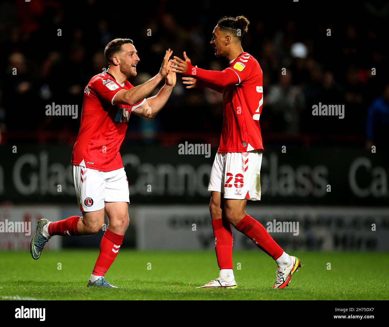 Charlton Athletic's Conor Washington feiert das zweite Tor seiner Mannschaft im Spiel mit Teamkollegen Sean Clare während des Sky Bet League One-Spiels im Valley, London. Bilddatum: Samstag, 20. November 2021. Stockfoto