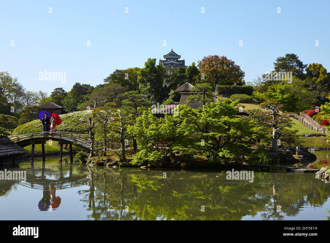 Korakuen Gärten Okayama, Sawa-no-ike Teich, Yuishinzan Hillю. Einer der drei schönsten klassischen Gärten Japans Stockfoto