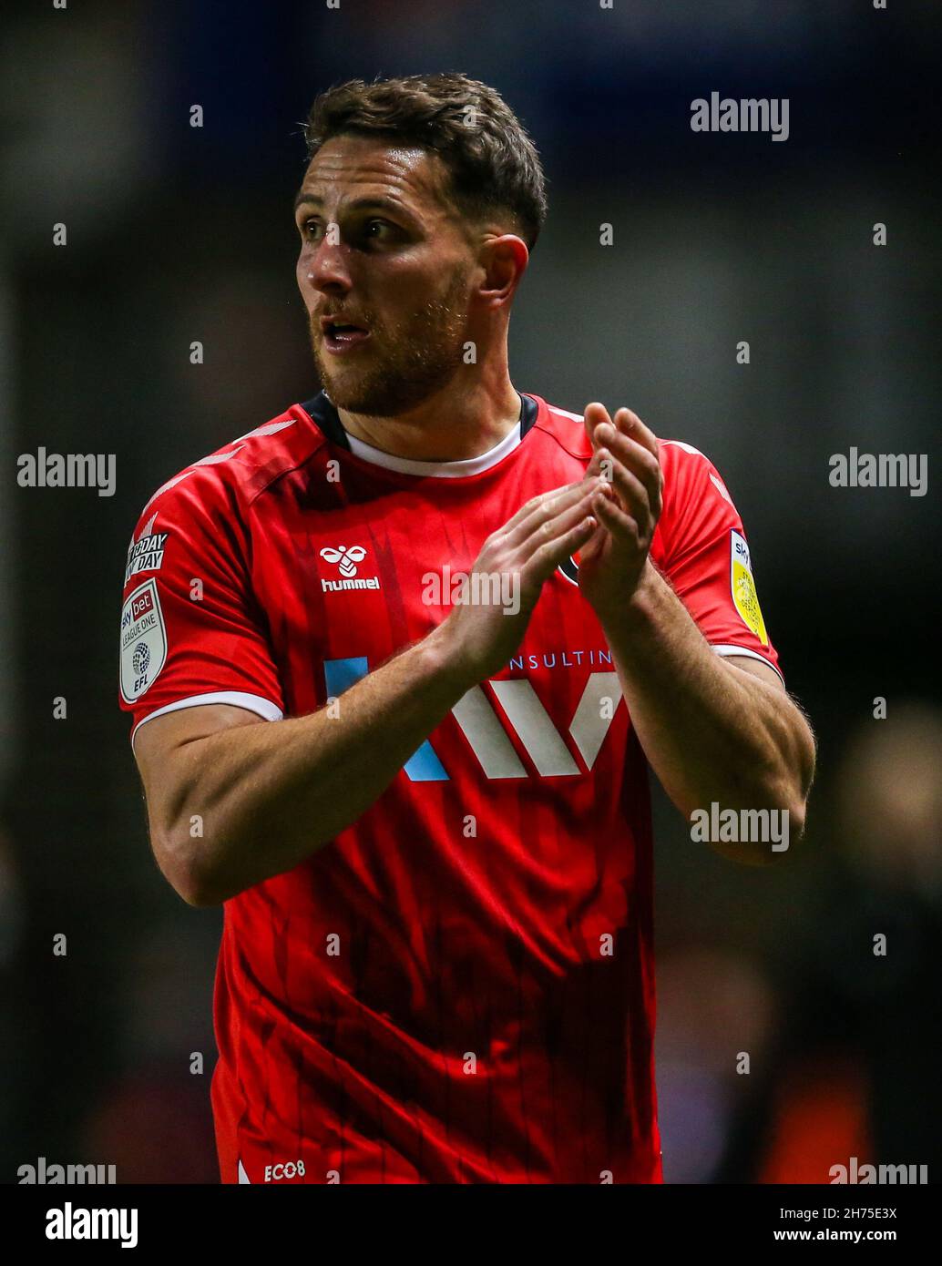 Conor Washington von Charlton Athletic applaudiert die Fans nach dem Spiel während des Sky Bet League One-Spiels im Londoner Valley zu Vollzeit. Bilddatum: Samstag, 20. November 2021. Stockfoto