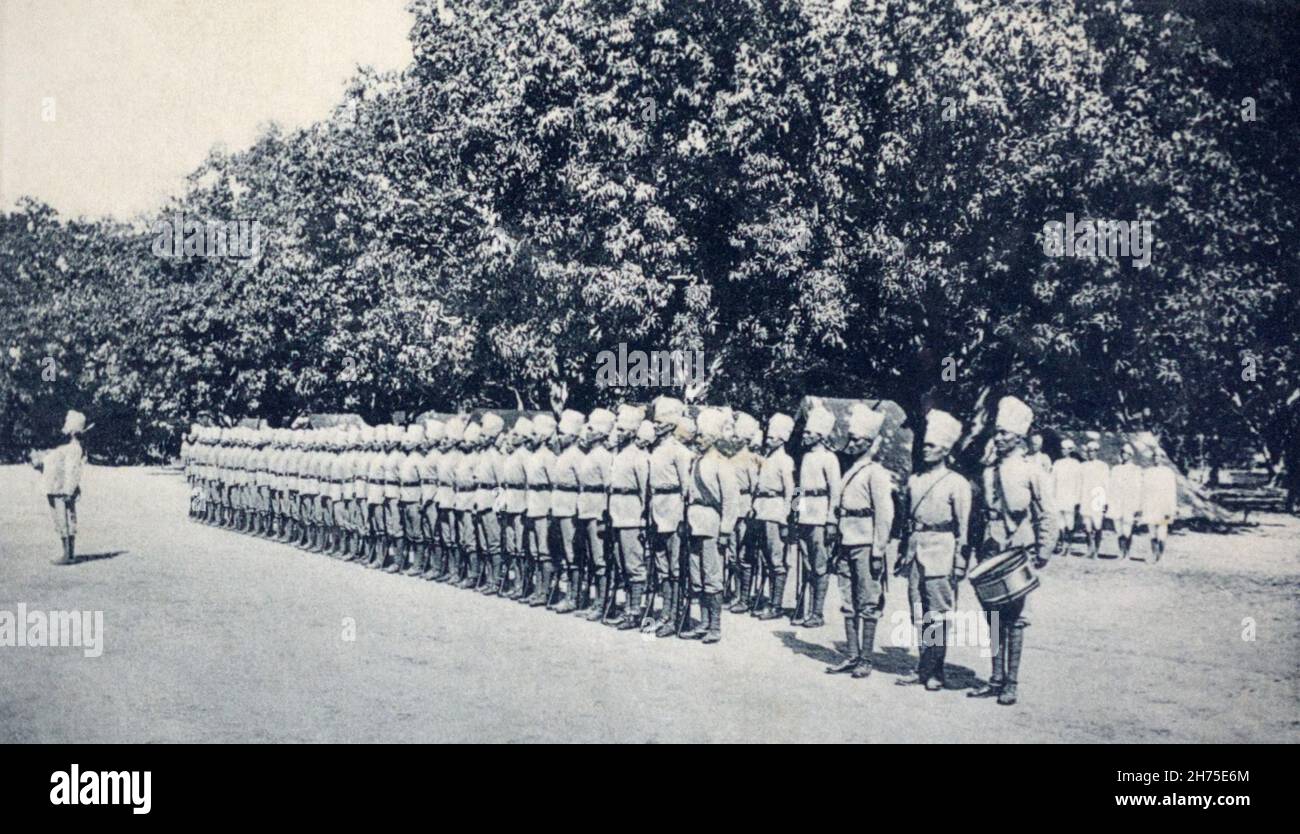 Eine historische Ansicht einer Einheit der Britisch-kolonialen indischen Militärpolizei auf der Parade. Aus einer Postkarte c. 1912. Stockfoto