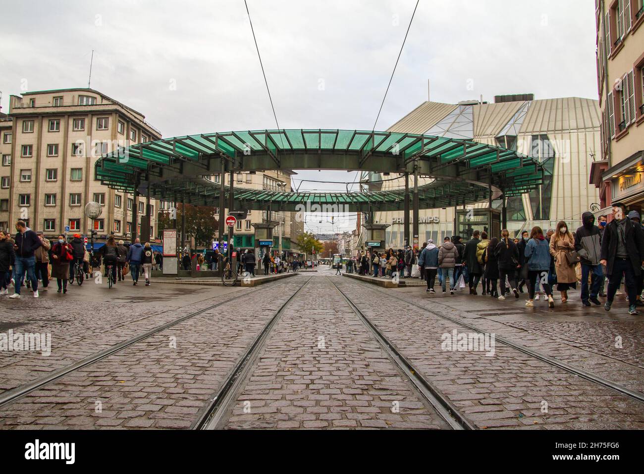 Straßburg, Frankreich, 30. Oktober 2021, Place de l'Homme de Fer, zentraler Knotenpunkt des Straßenbahnnetzes Stockfoto