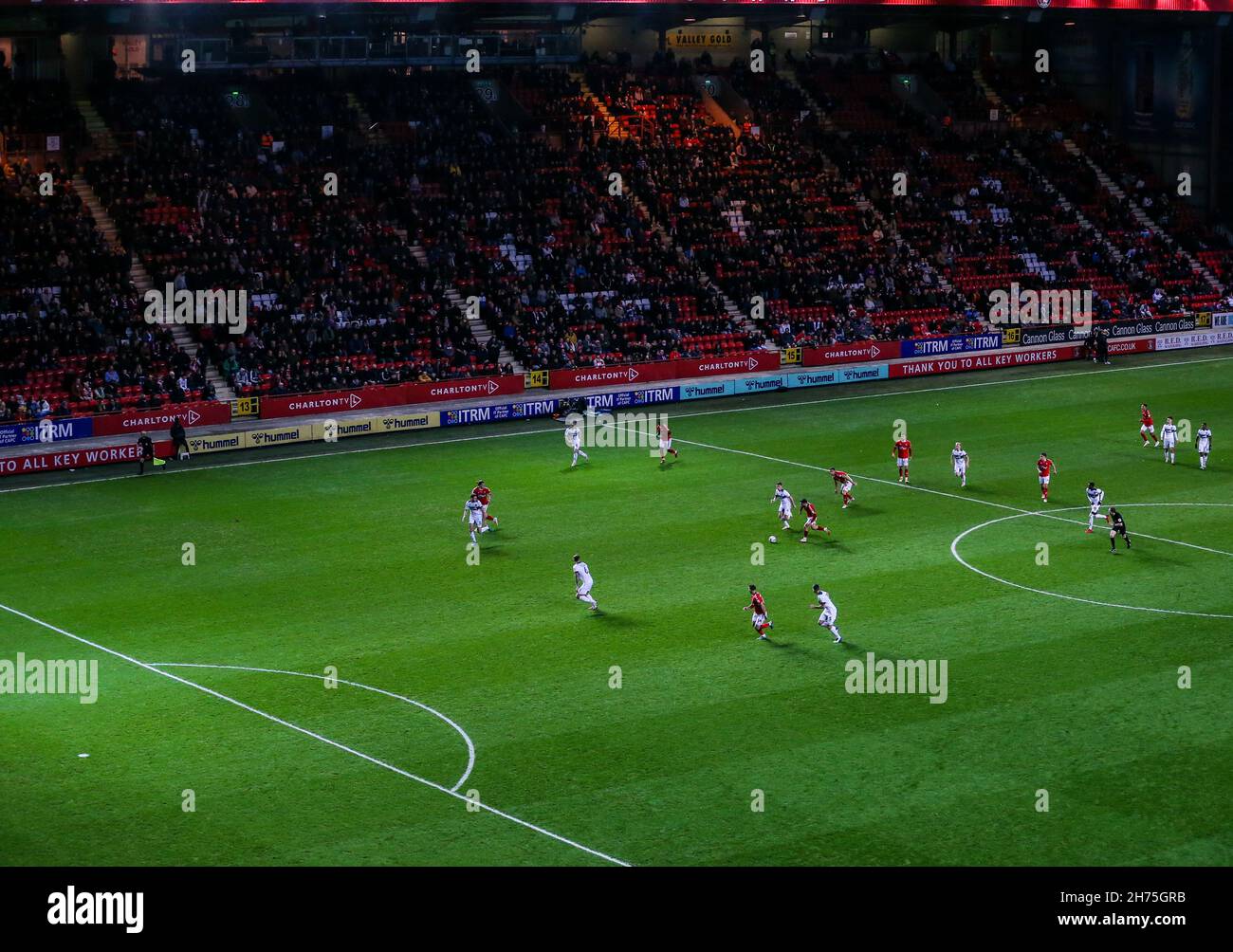 Allgemeiner Blick auf die Action während des Spiels während der Sky Bet League One im The Valley, London. Bilddatum: Samstag, 20. November 2021. Stockfoto