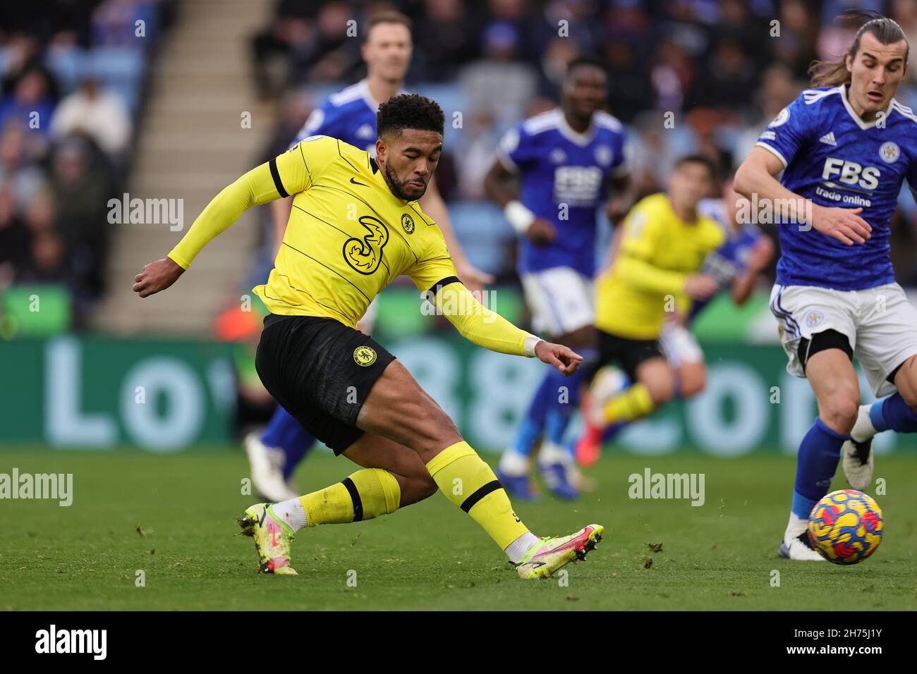 LEICESTER, ENGLAND - 20. NOVEMBER: Reece James aus Chelsea schießt und schießt, aber das Tor wird im Premier League-Spiel zwischen Leicester City und Chelsea im King Power Stadium am 20. November 2021 in Leicester, England, ausgeschlossen. (Foto von James Holyoak/MB Media) Stockfoto