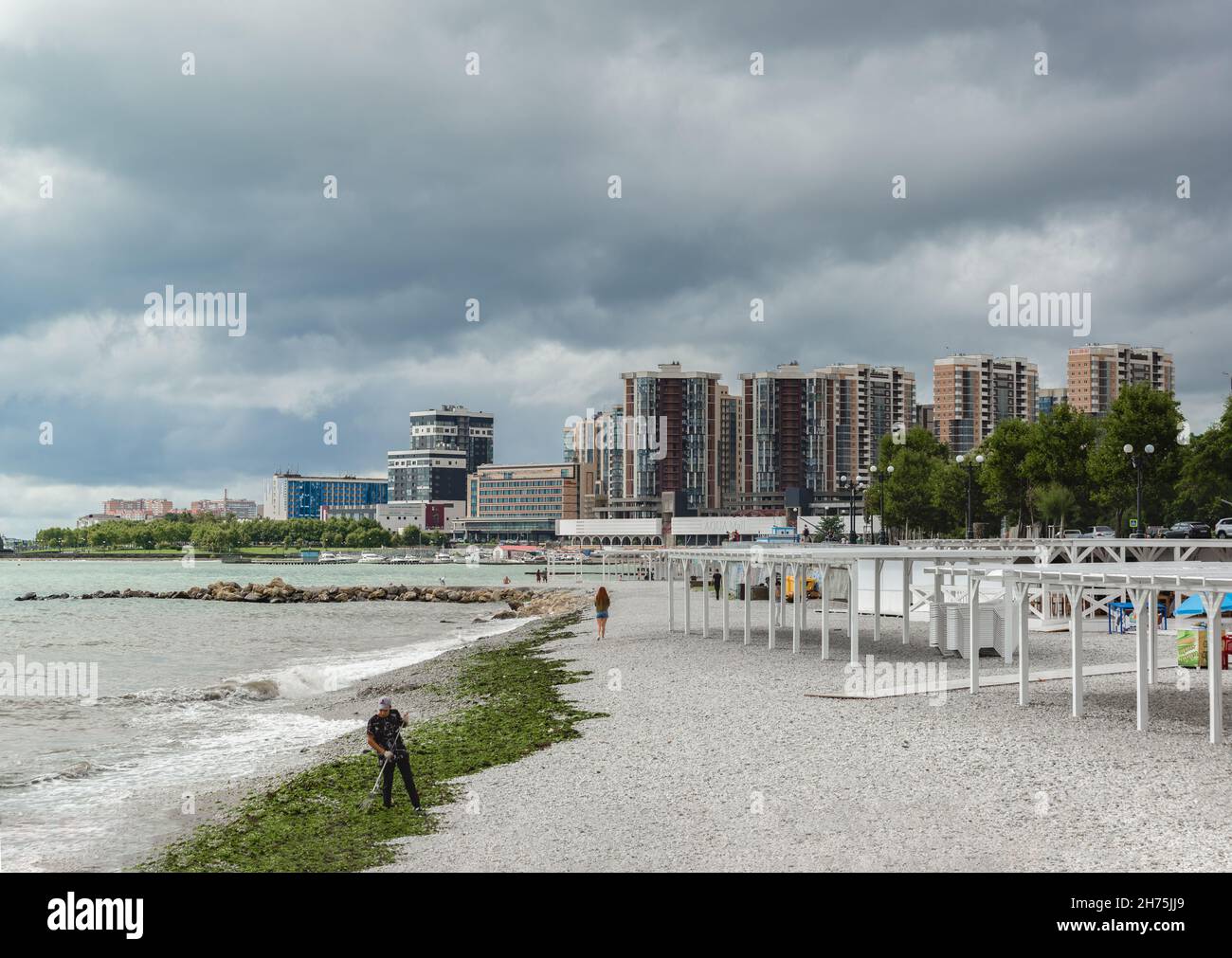 Noworossijsk, Russland, 13. August 2021: Zentraler Strand nach dem Sturm und dem Damm von General Serebryakov. Südliche Stadt an einem bewölkten Sommertag Stockfoto