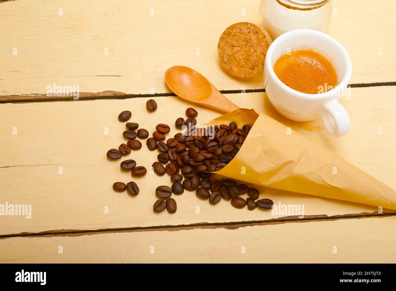 Espresso-Kaffee und Bohnen auf ein Papier Konus Füllhorn über weißem Hintergrund Stockfoto