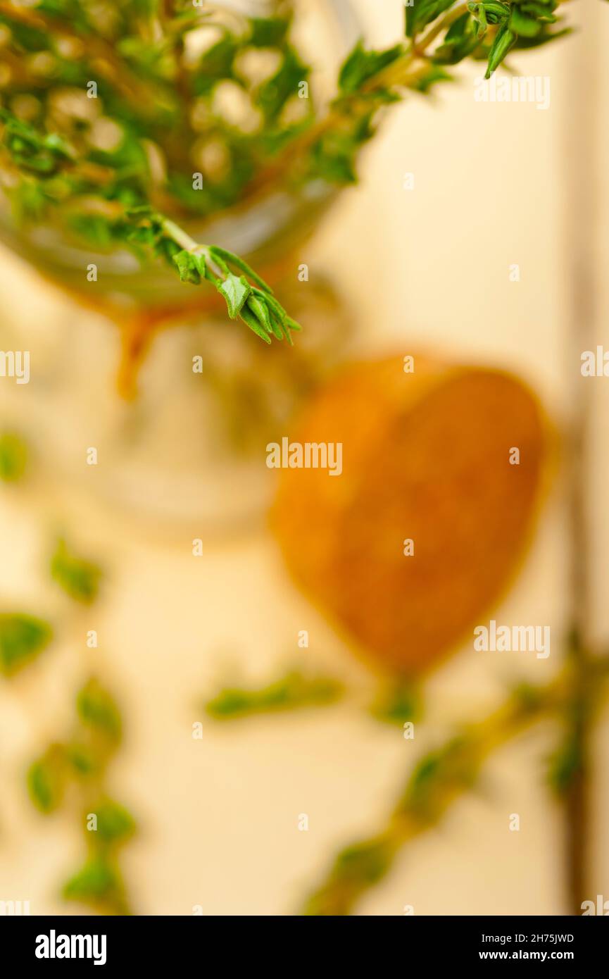 frischer Thymian auf ein Glas über einen weißen rustikalen Holztisch Stockfoto