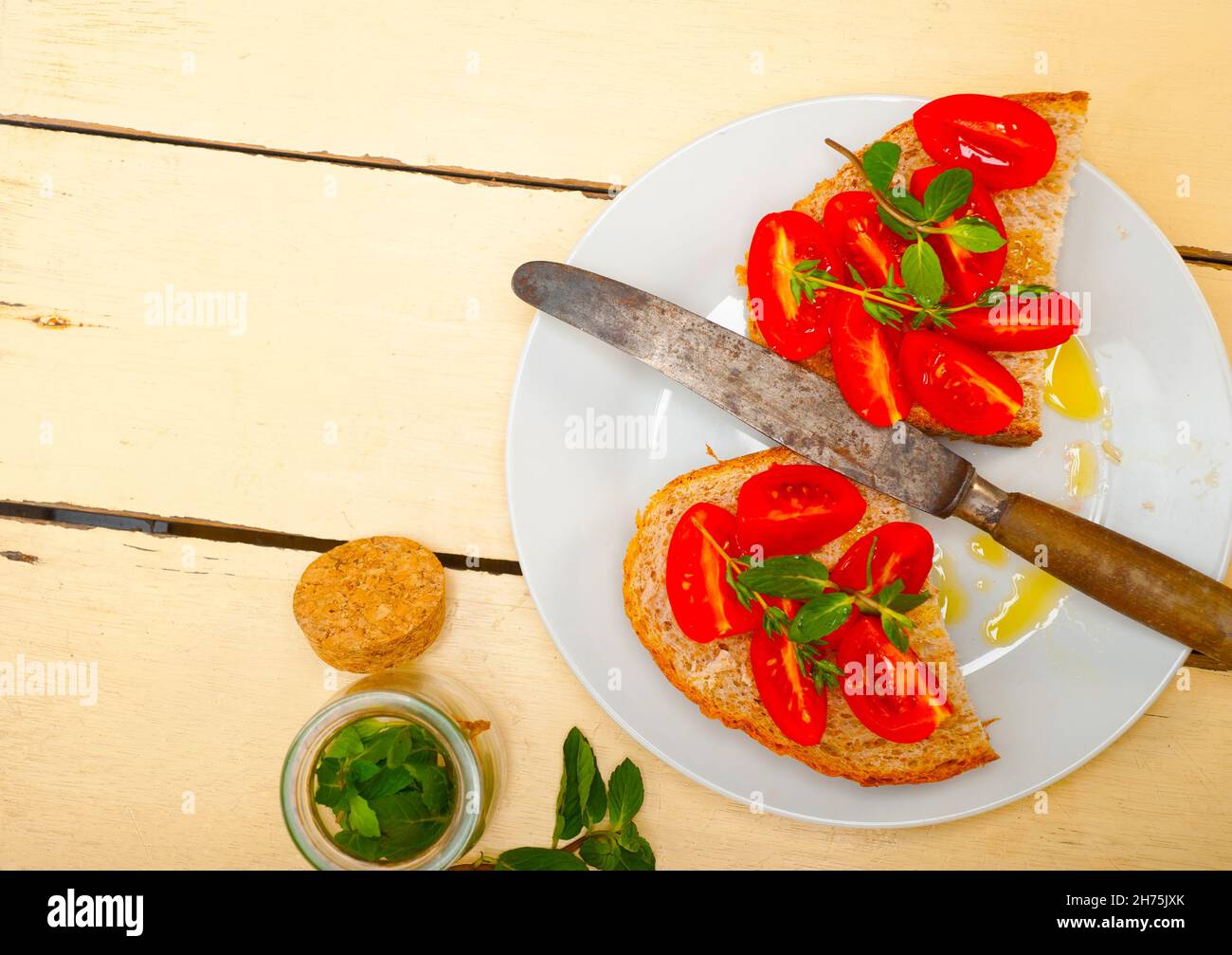 Italienische Tomaten-Bruschetta mit Thymian und Minze Blätter Stockfoto