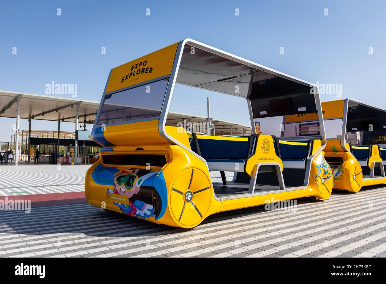 Dubai, VAE, 15.11.2021. Expo 2020 Dubai - Expo Explorer gelb Druckluft Zug. Stockfoto