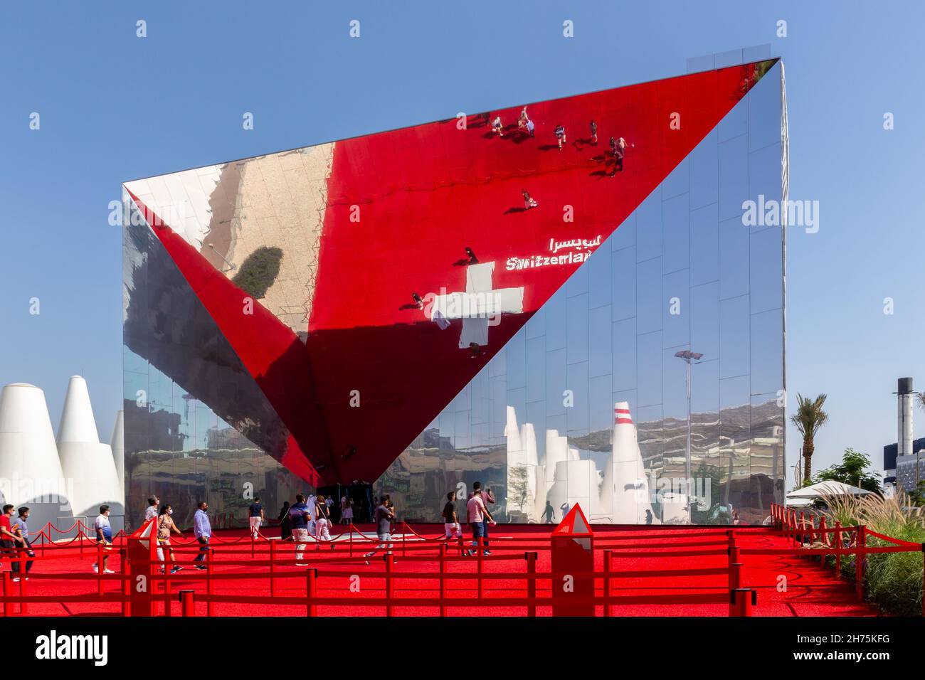 Dubai, VAE, 15.11.2021. Schweiz Pavillon auf der Expo 2020 Dubai, spiegelnde Fassade mit Schweizer Nationalflagge. Stockfoto