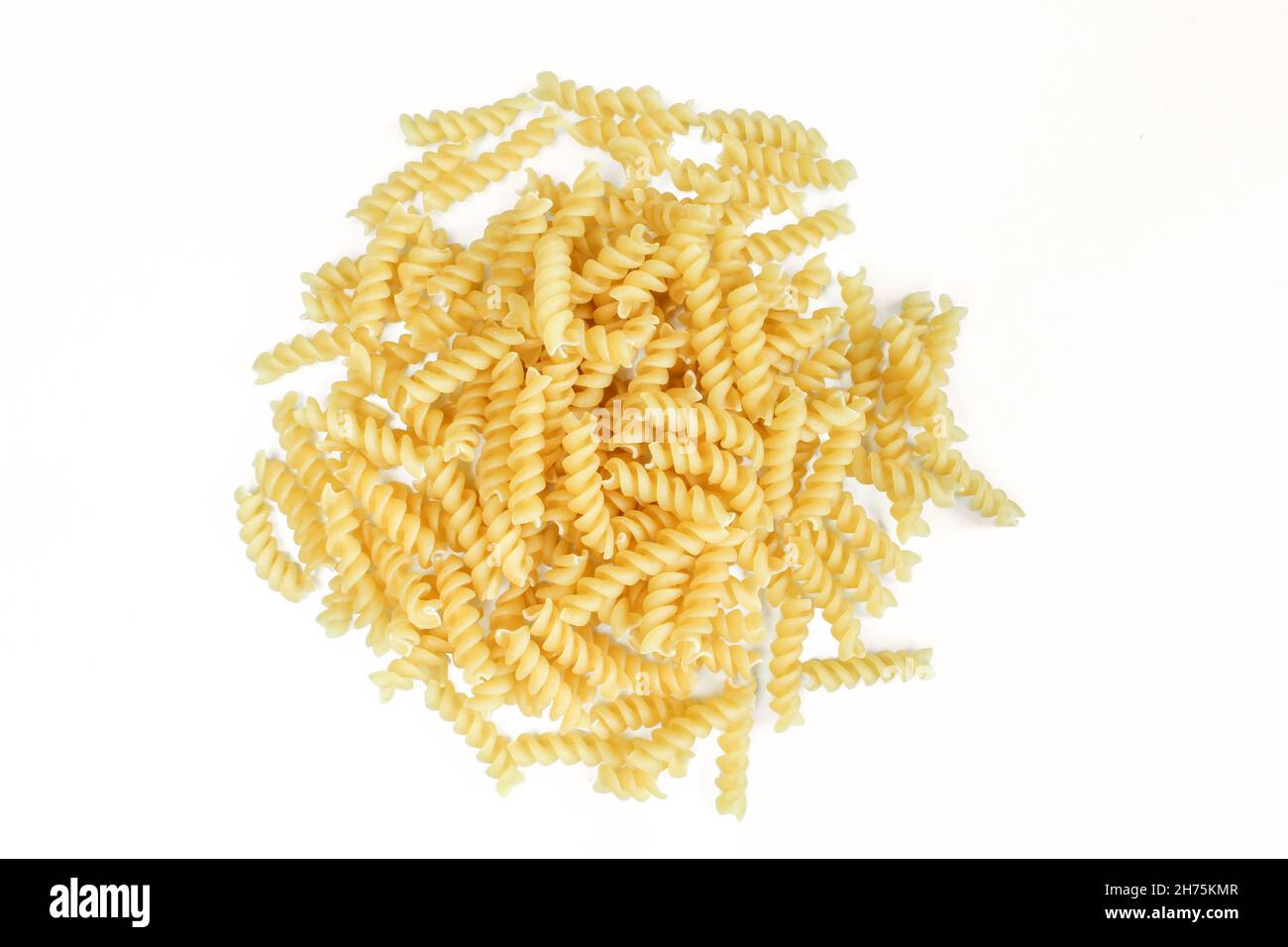 Ungekochte italienische Pasta in Spiralform. Fusilli isoliert auf weißem Hintergrund Stockfoto