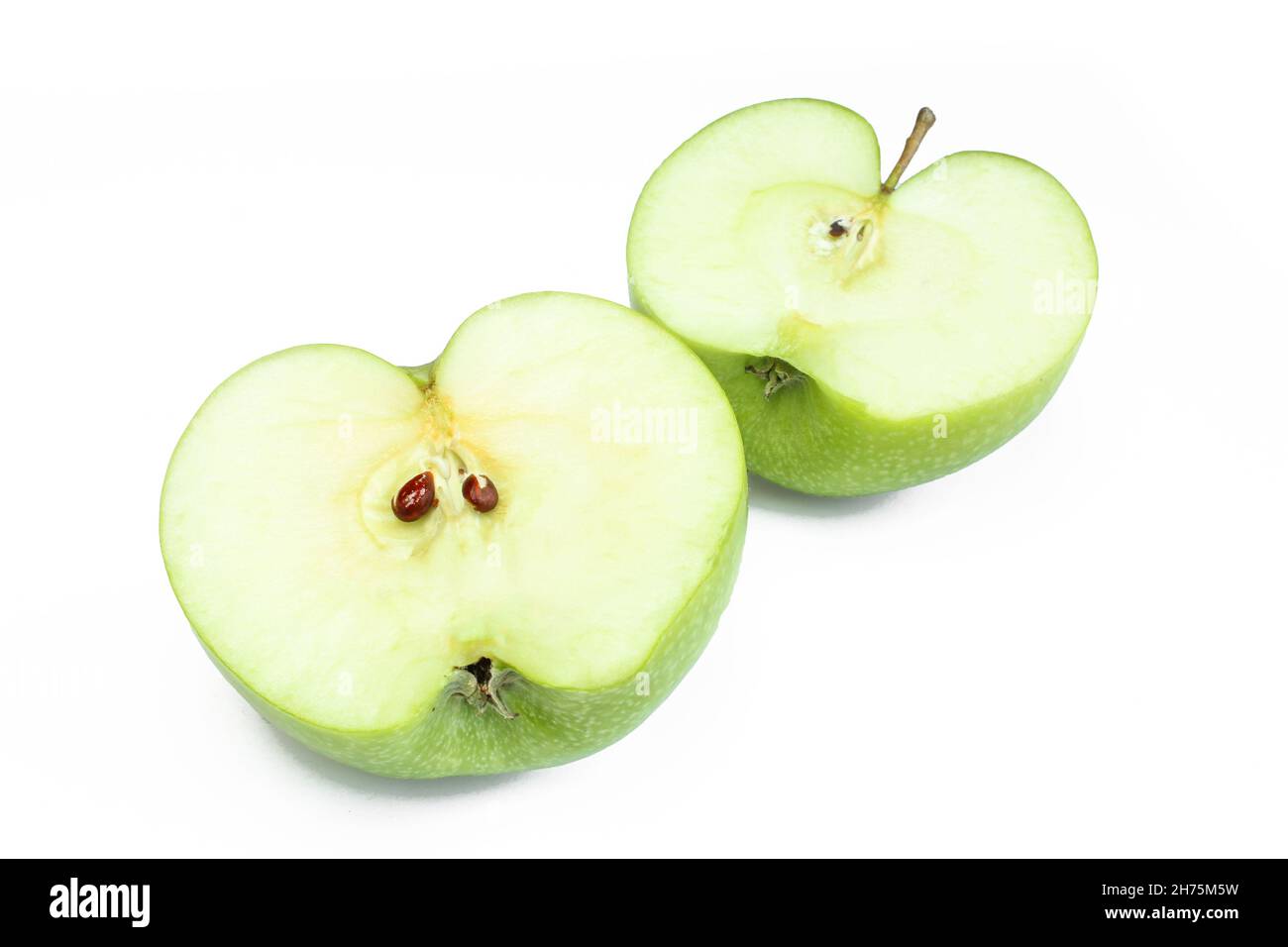 Zwei Hälften von grünem saftigen Apfel isoliert auf weißem Hintergrund. Geschnittenes Obst Stockfoto