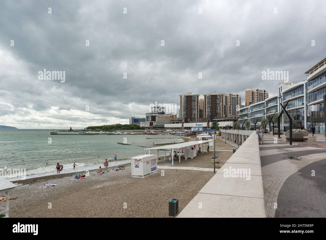 Noworossijsk, Russland, 13. August 2021: Der zentrale Strand und der moderne Damm von General Serebryakov in der Nähe des Einkaufszentrums im südlichen Zipfel Stockfoto