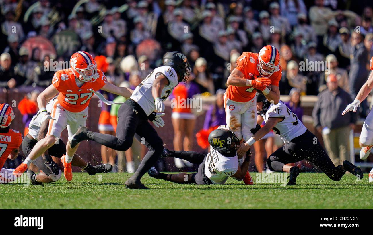 Clemson, South Carolina, USA. 20th. November 2021. Clemson Tigers, die zurücklaufen will Shipley (1), gibt in der ersten Hälfte eines NCAA-Fußballspiels im Memorial Stadium in Clemson, South Carolina, einen Kick zurück. Rusty Jones/Cal Sport Media/Alamy Live News Stockfoto