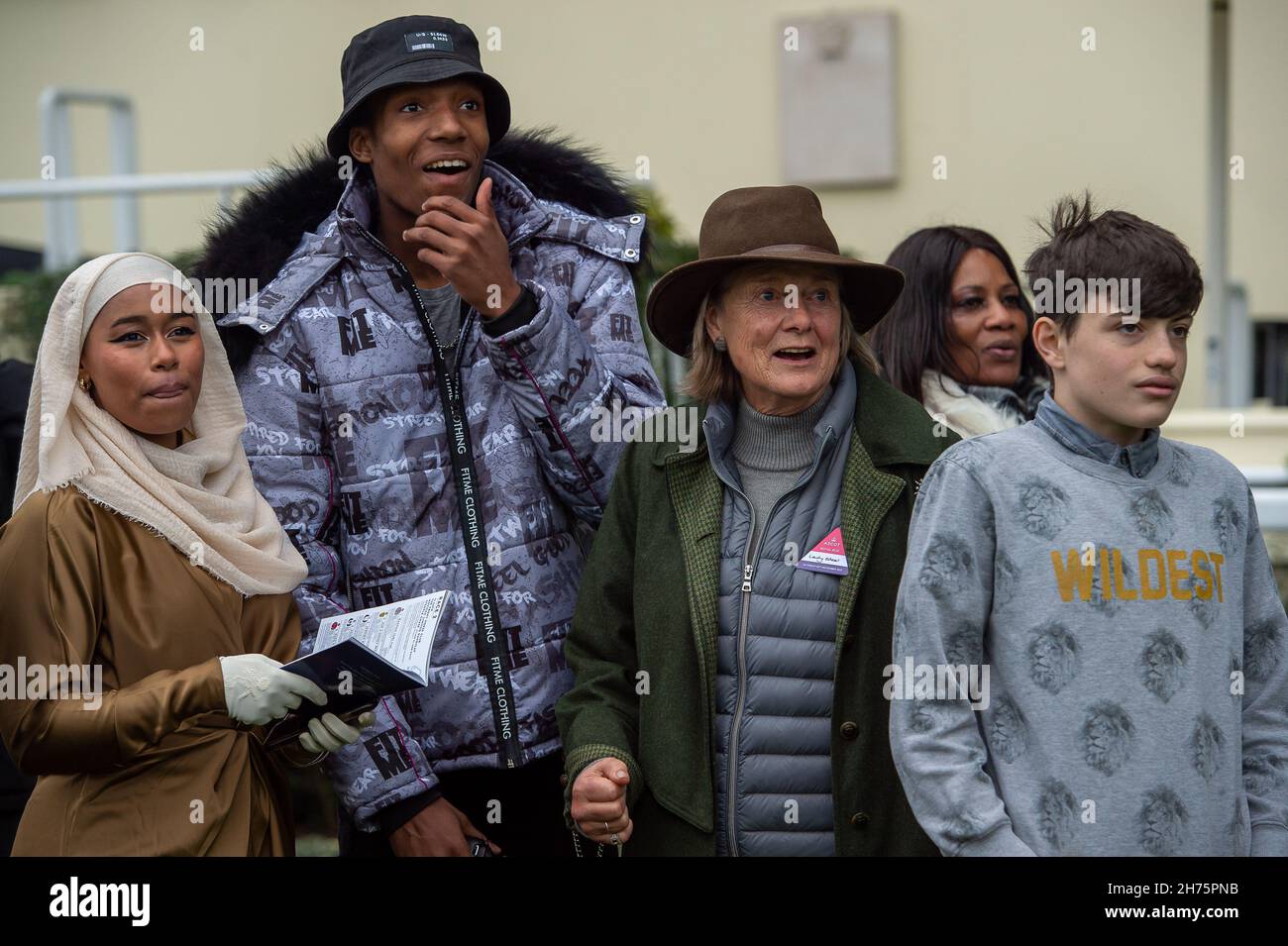 Ascot, Bergen, Großbritannien. 20th. November 2021. Khadijah Mellah aus Brixton, der als erster Jockey mit einem Hijab Geschichte geschrieben hat, um in einem britischen Wettkampfrennen zu gewinnen, beobachtet zusammen mit Mikhi Fearon (Mitte) vom Ebony Horse Club den Limited Handicap Steeple Chase der Novizen des Ebony Horse Club und Lady Steel (rechts). Quelle: Maureen McLean/Alamy Live News Stockfoto