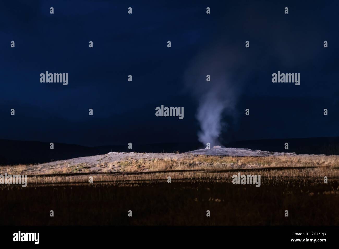 Yellowstone National Park Old Faithful bei Nacht Stockfoto