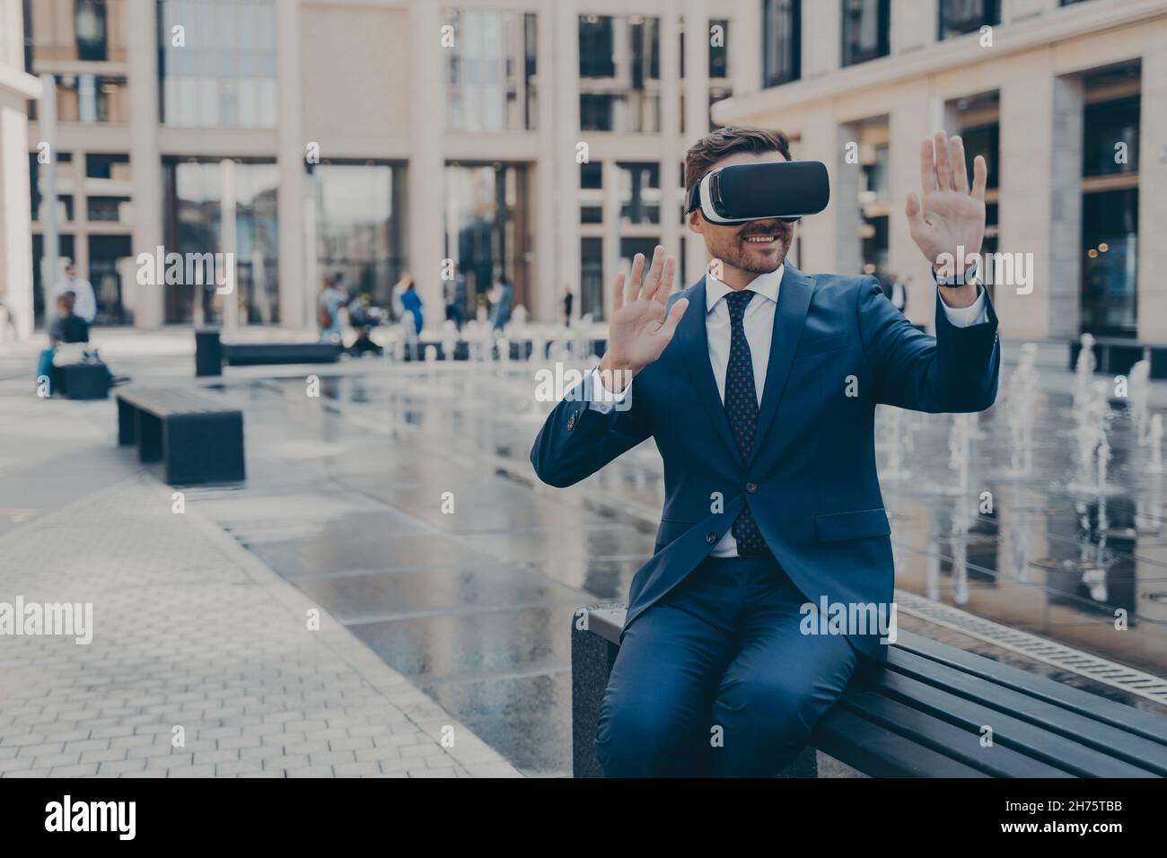 Junge Unternehmer in blau formellen Anzug Überprüfung Projekte in der virtuellen Realität Stockfoto