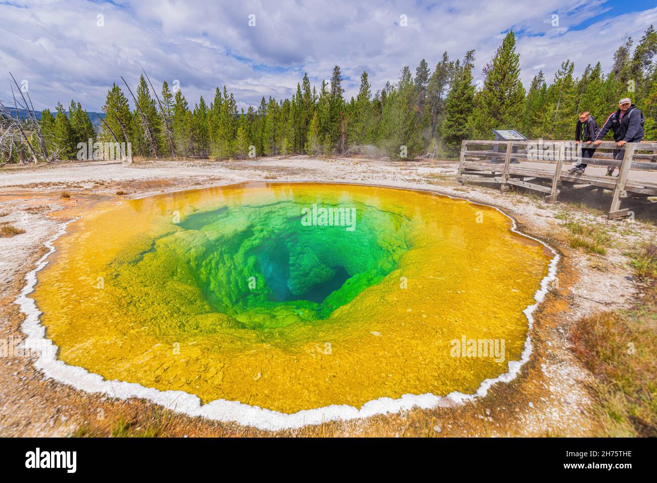 Yellowstone-Nationalpark - 20. August 2021: Vater und Sohn blicken auf den Morning Glory Pool. Stockfoto