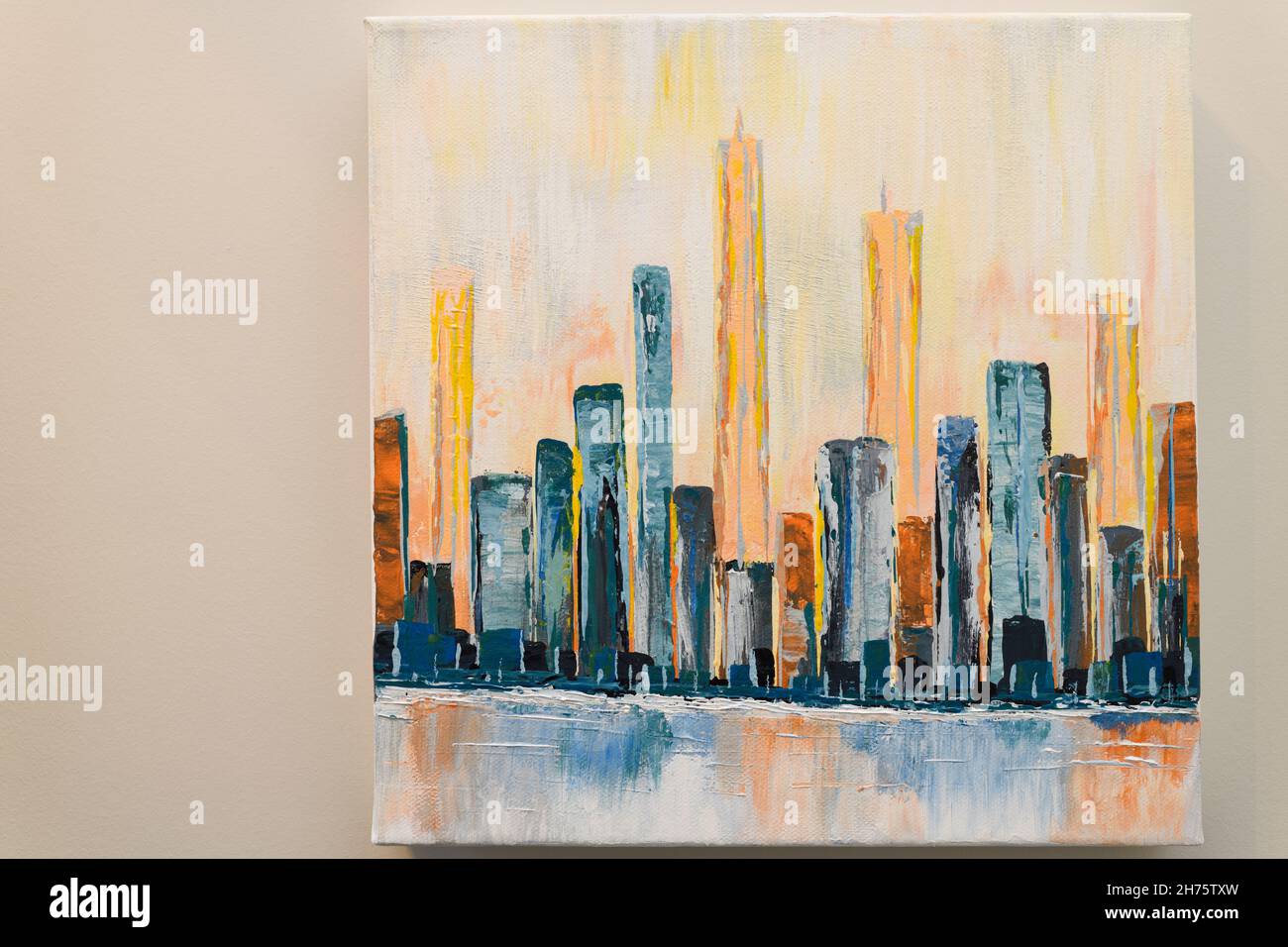Abstraktes Acrylgemälde auf Leinwand der Skyline der Stadt mit Hochhäusern, die sich im Wasser spiegeln Stockfoto
