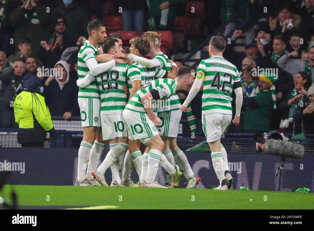 Glasgow, Großbritannien. 20th. November 2021. Celtic spielen St. Johnstone im Halbfinale des Scottish Premier Football League Premier Sports Cup im Hampden Park, Glasgow, Großbritannien. Dem Spiel ging eine Schweigeminute voraus, in Erinnerung an Bertie Auld, einen früheren keltischen Spieler und Mitglied des berühmten Teams der Lissabon-Löwen, der Anfang dieser Woche starb. Alle keltischen Spieler hatten die Nummer 10, Aulds Spielernummer, auf ihren Shorts. Celtic gewann 1 - 0. Kredit: Findlay/Alamy Live Nachrichten Stockfoto