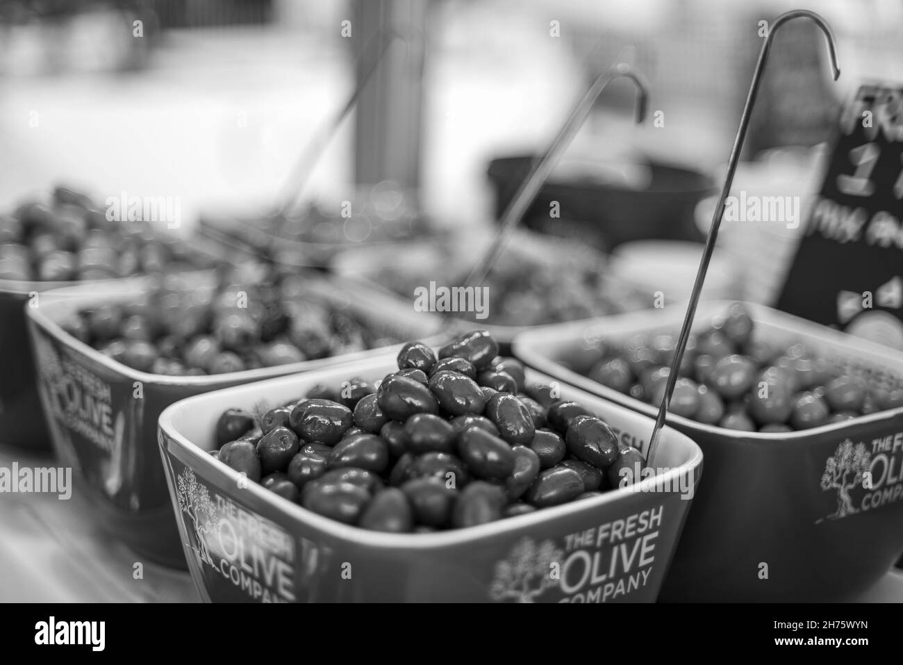 Eine Auswahl an Oliven wird im Soho Food Feast ausgestellt Stockfoto