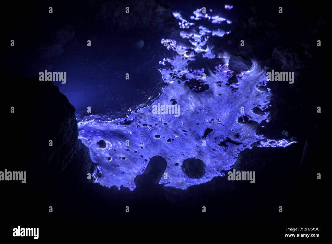 Das beim Kontakt mit dem Sauerstoff zu sehende Schwefelgas der Verbrennung leuchtet die blauen Flammenlichter am Vulkankrater Ijen in Ost-Java, Indonesien. Foto aufgenommen am 21. Oktober 2016. Basierend auf Daten des US Geological Survey sind weltweit etwa 1.350 potenziell aktive Vulkane verteilt, von denen 75 Prozent entlang des Pazifischen Feuerrings liegen, ein Gebiet, das sich über Landgrenzen im Pazifischen Ozean erstreckt. Die Daten kommen zu dem Schluss, ob die Erde ein Endlager von Vulkanen ist, die bis zu 800 Millionen Menschen gefährden, die innerhalb eines Radius von 100kilometers als Vulkangefahren z aktiv wurden Stockfoto