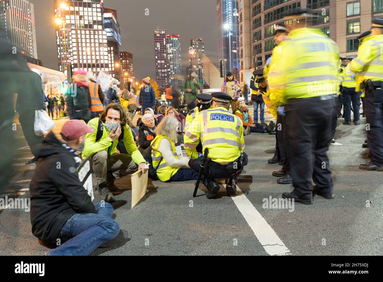 London UK 20th Nov 2021 Aktivisten, von der Beleidigung Großbritanniens, vom Extinction Rebellion und anderen, blockieren die Vauxhall-Brücke in London, um gegen die Inhaftierung von M25 Öko-Demonstranten zu protestieren, und blockieren den abendlichen Rush Hour-Verkehr über die Themse. Schwere Polizisten waren anwesend, um die Aktivisten zu ermutigen, das Gebiet zu verlassen, einige von ihnen wurden von Beamten von der Straße weggetragen, damit der Verkehr wieder aufgenommen werden konnte. Quelle: Xiu Bao/Alamy Live News Stockfoto