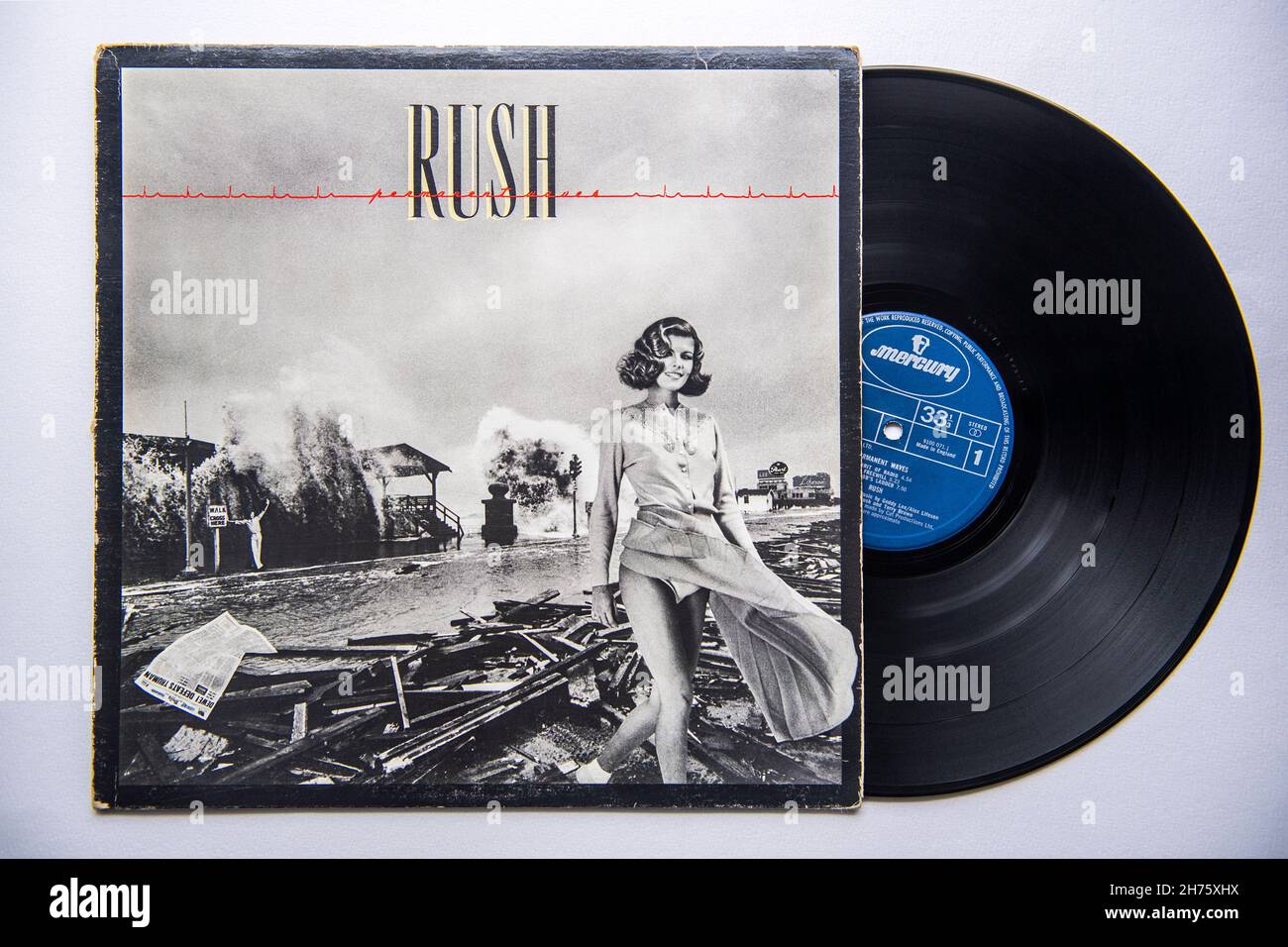 LP-Cover und Vinyl von Permanent Waves, dem siebten Studioalbum der kanadischen Rockband Rush, das 1980 veröffentlicht wurde Stockfoto