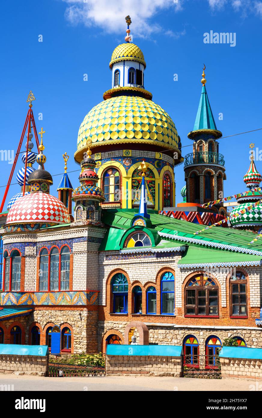 Tempel aller Religionen (Universeller Tempel) in Kasan, Tatarstan, Russland. Dieser Ort ist das Wahrzeichen von Kazan. Schöne bunte Komplex von Kirchen, Moschee Stockfoto