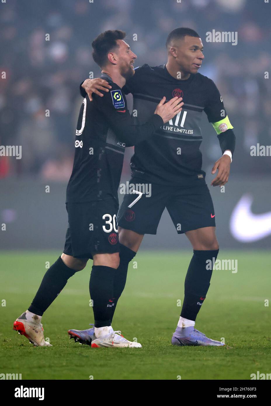 Paris Frankreich th November 21 Lionel Messi Vom Psg Feiert Mit Teamkollege Kylian Mbappe Nachdem Er Die Mannschaft Beim Ligue 1 Spiel Im Pariser Parc Des Princes Mit 3 1 0 In Fuhrung Gebracht Hat