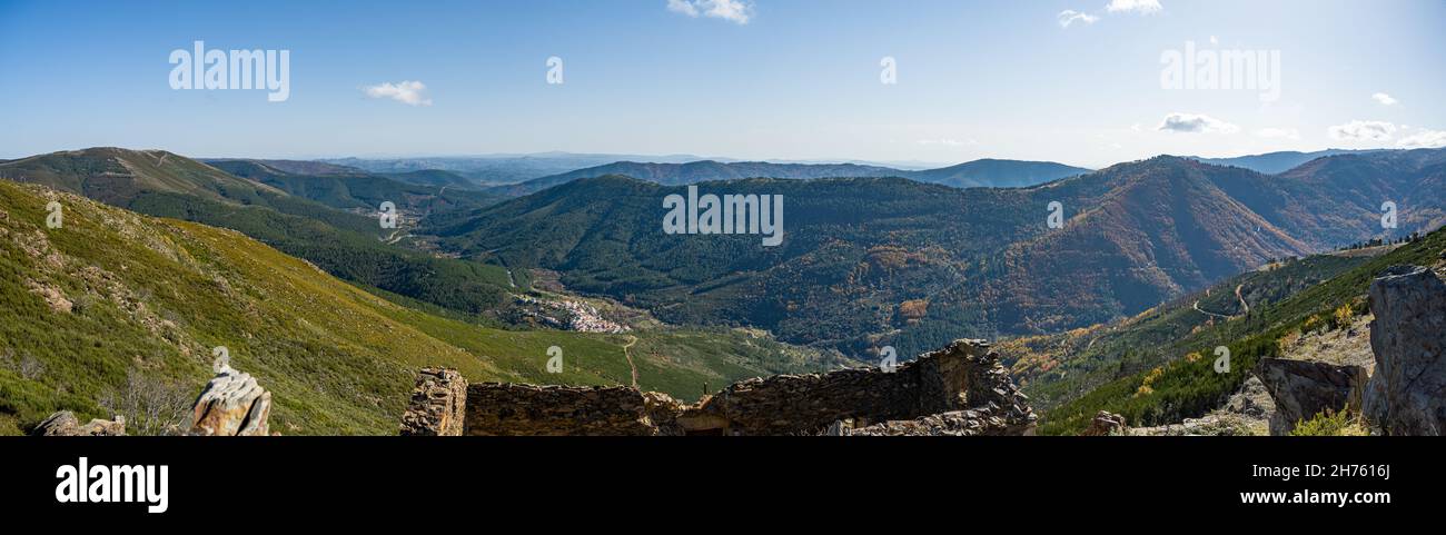 Blick über das Tal des Zezere Flusses und das Dorf Sameiro. Manteigas, Serra da Estrela - Portugal. Stockfoto