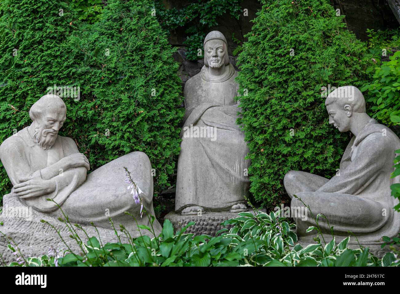 Montreal, Quebec, Kanada, 2012. Juli - Skulpturen und Statuen katholischer Heiliger auf dem Kreuzweg des St. Joseph Oratoriums Stockfoto