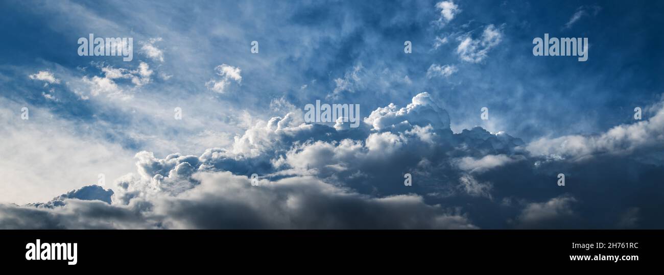 Wolkenpanorama mit Cumulus- und Zirruswolken Stockfoto