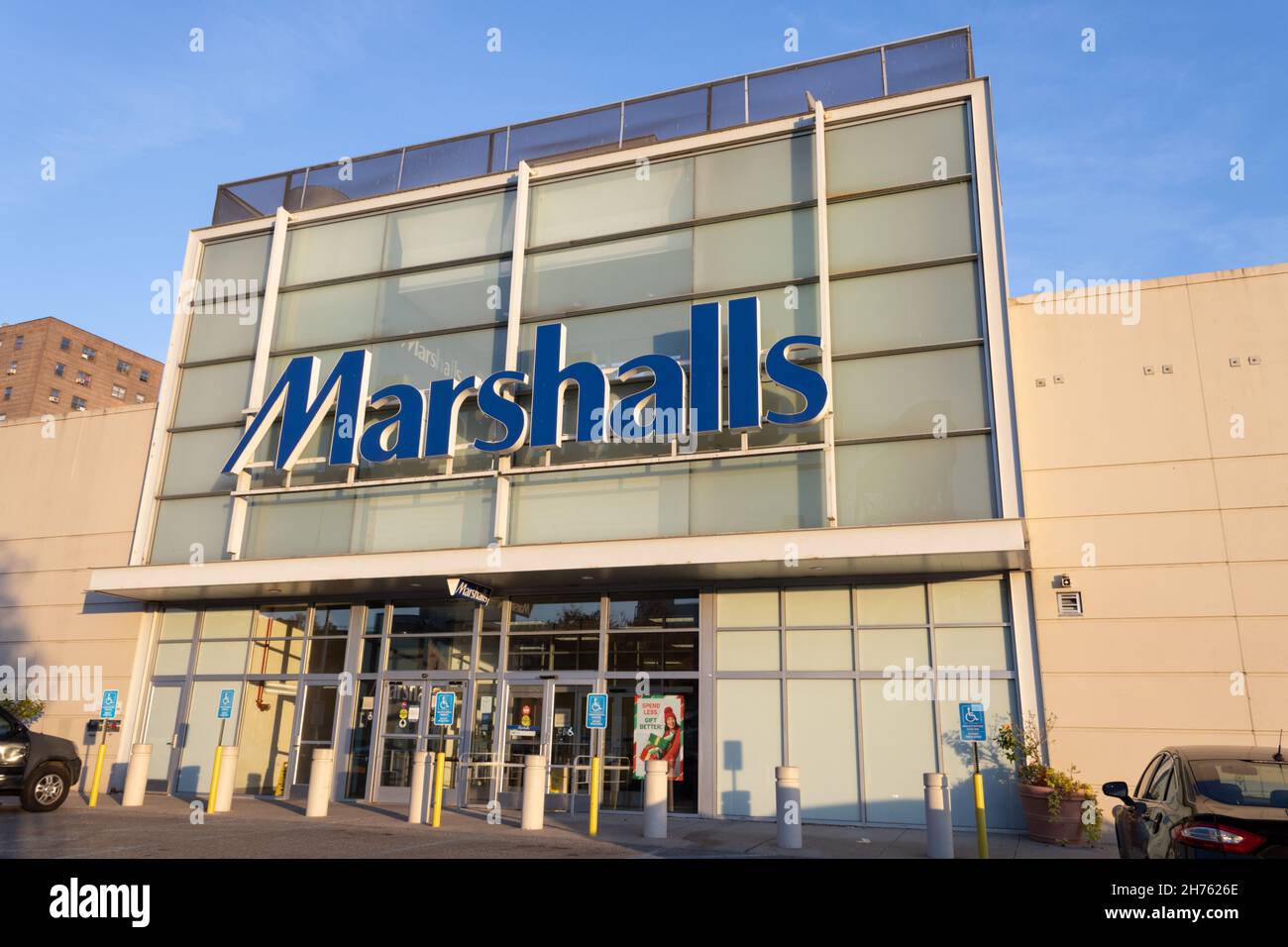 Eingang zum Kaufhaus Marshalls im Einkaufszentrum Bronx-Riverdale in Bronx, New York Stockfoto