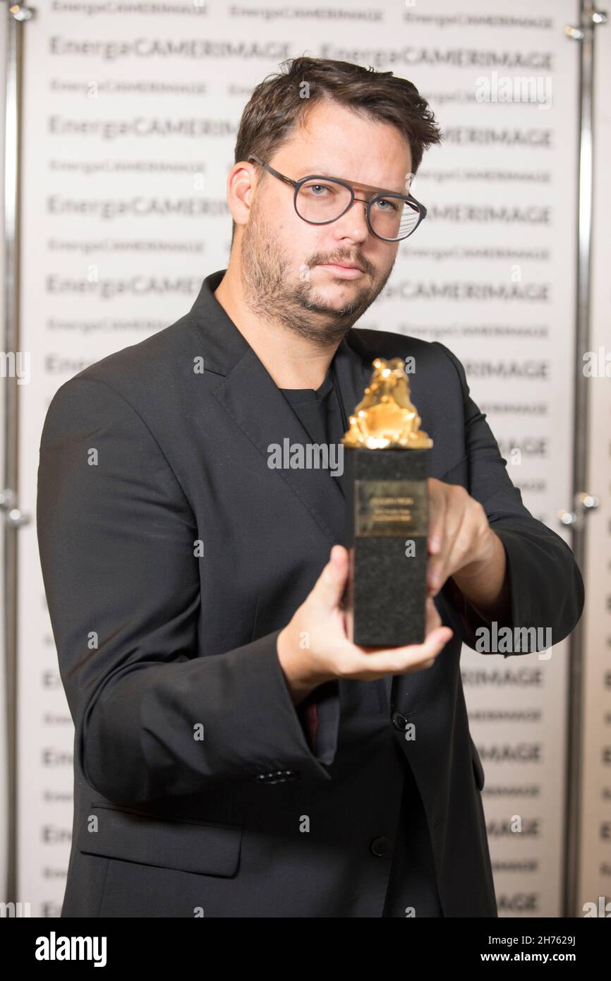 Torun, Polen, 20th. November 2021. Internationales Filmfestival EnergaCAMERIMAGE. Im Bild: Fotodirektor Piotr Sobocinski Jr mit dem Golden Frog Award in der Kategorie des polnischen Filmwettbewerbs © Piotr Zajac/Alamy Live News Stockfoto