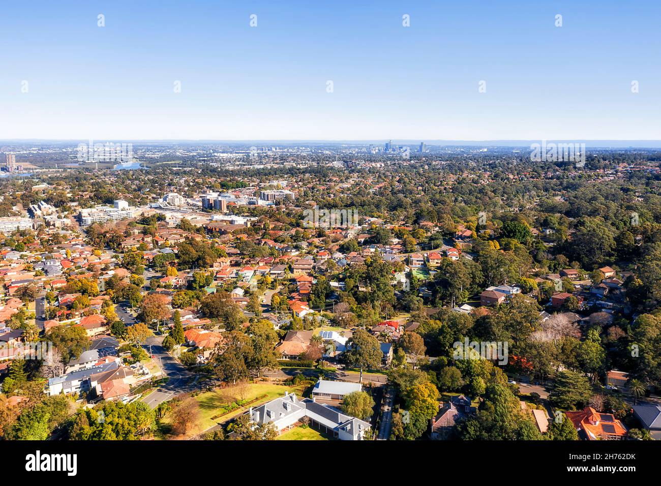 Erhöhte Luftaufnahme über endlose Wohnvororte des Großraums Sydney in Richtung Parramatta Hochhäuser und Sydney West. Stockfoto