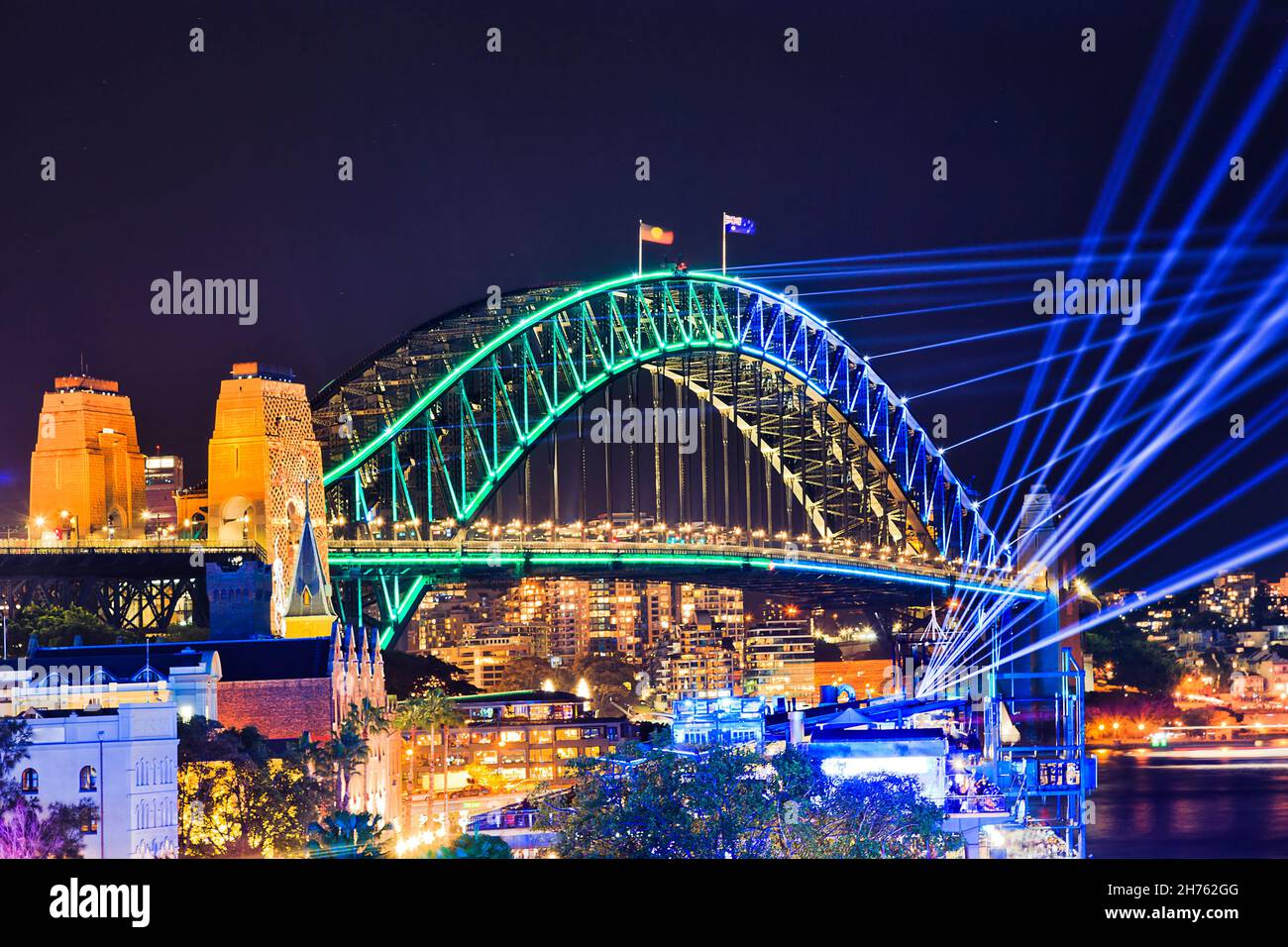 Sydney Harbour Bridge und historische Vororte von City of Sydney während des Pre-Covid Vivid Sydney Festival of Light at Night. Stockfoto