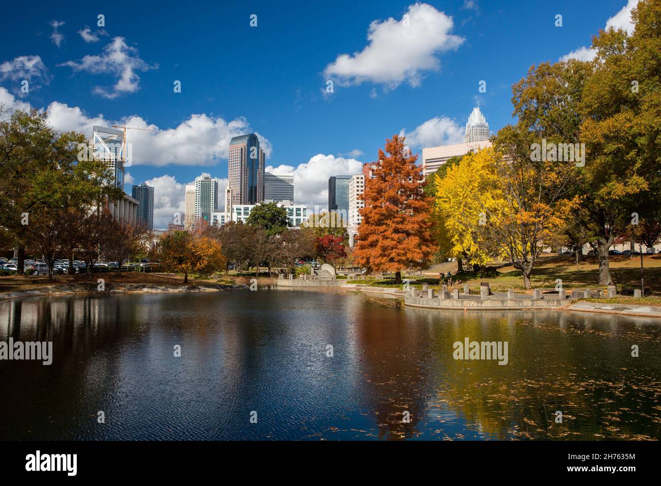 Blick auf Uptown Charlotte, North Carolina, Skyline vom Marshall Park. Stockfoto