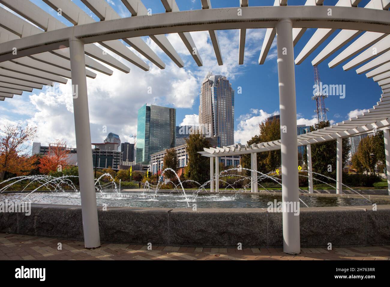 Blick auf die Skyline von Uptown Charlotte vom First ward Park. Stockfoto