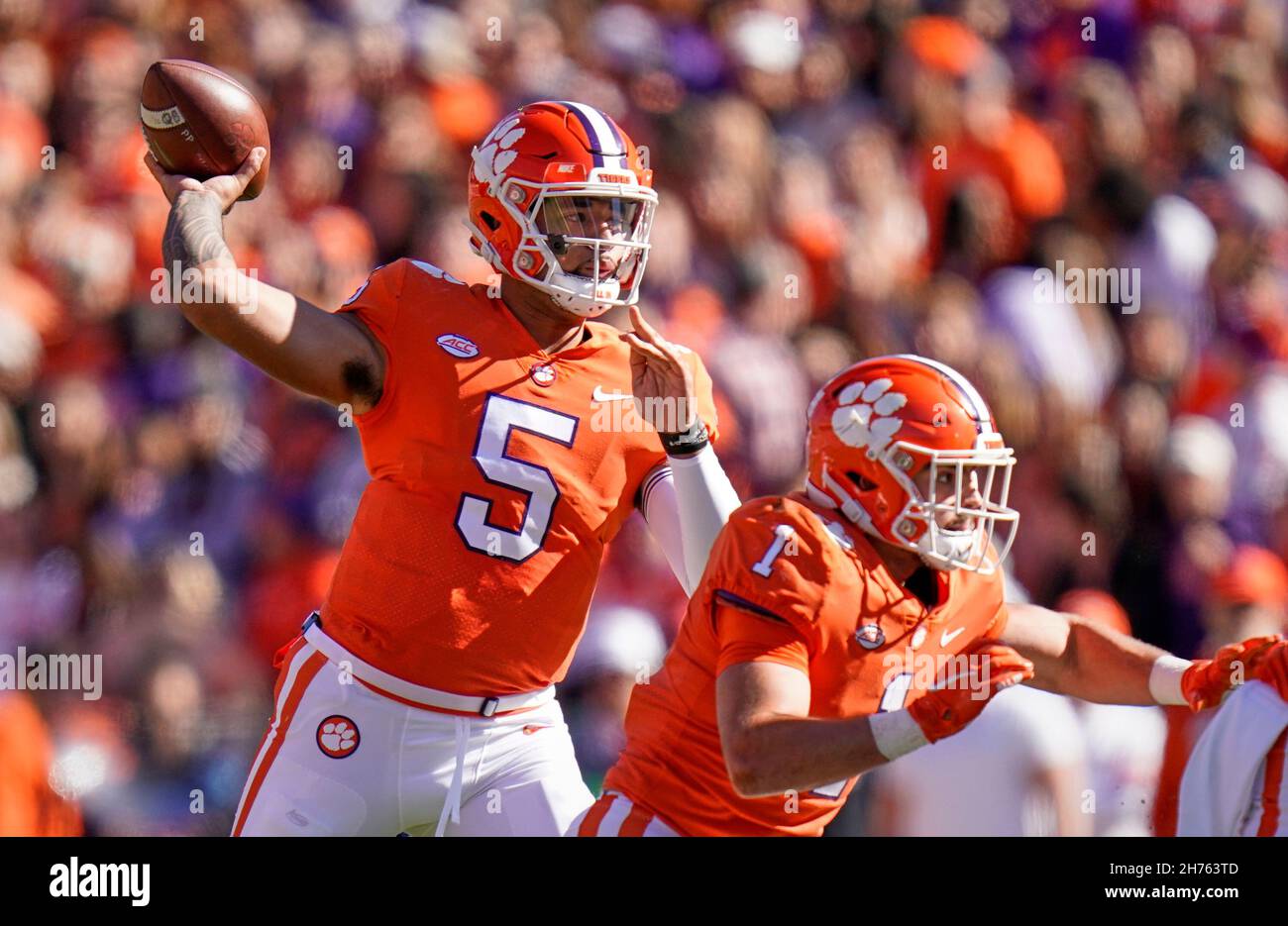 20. November 2021 Clemson Tigers Quarterback D.J. Uiagalelei (5) macht