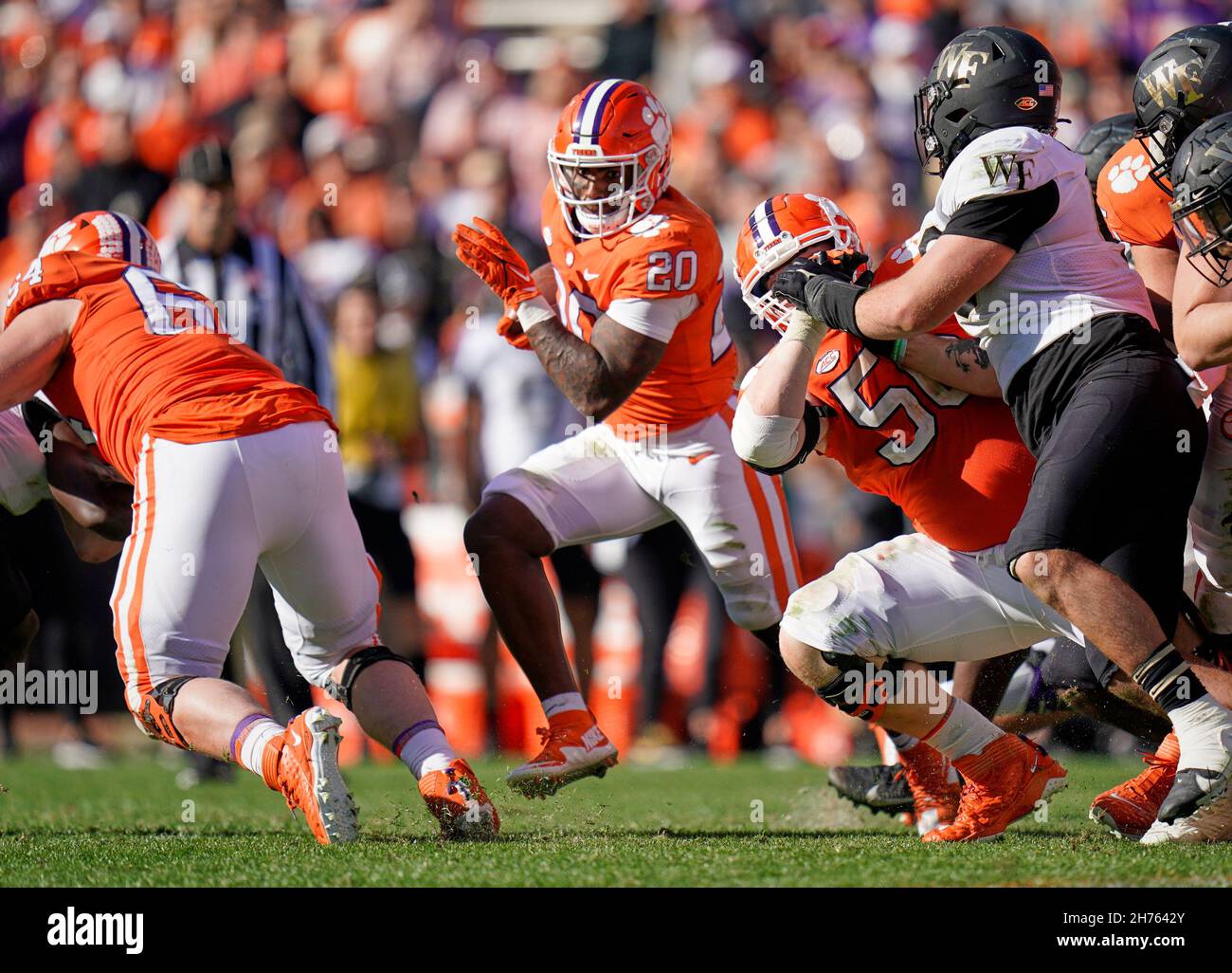 Clemson, South Carolina, USA. 20th. November 2021. Clemson Tigers läuft zurück Kobe Pace (20) läuft während eines NCAA-Fußballspiels im Memorial Stadium in Clemson, South Carolina. Rusty Jones/Cal Sport Media/Alamy Live News Stockfoto