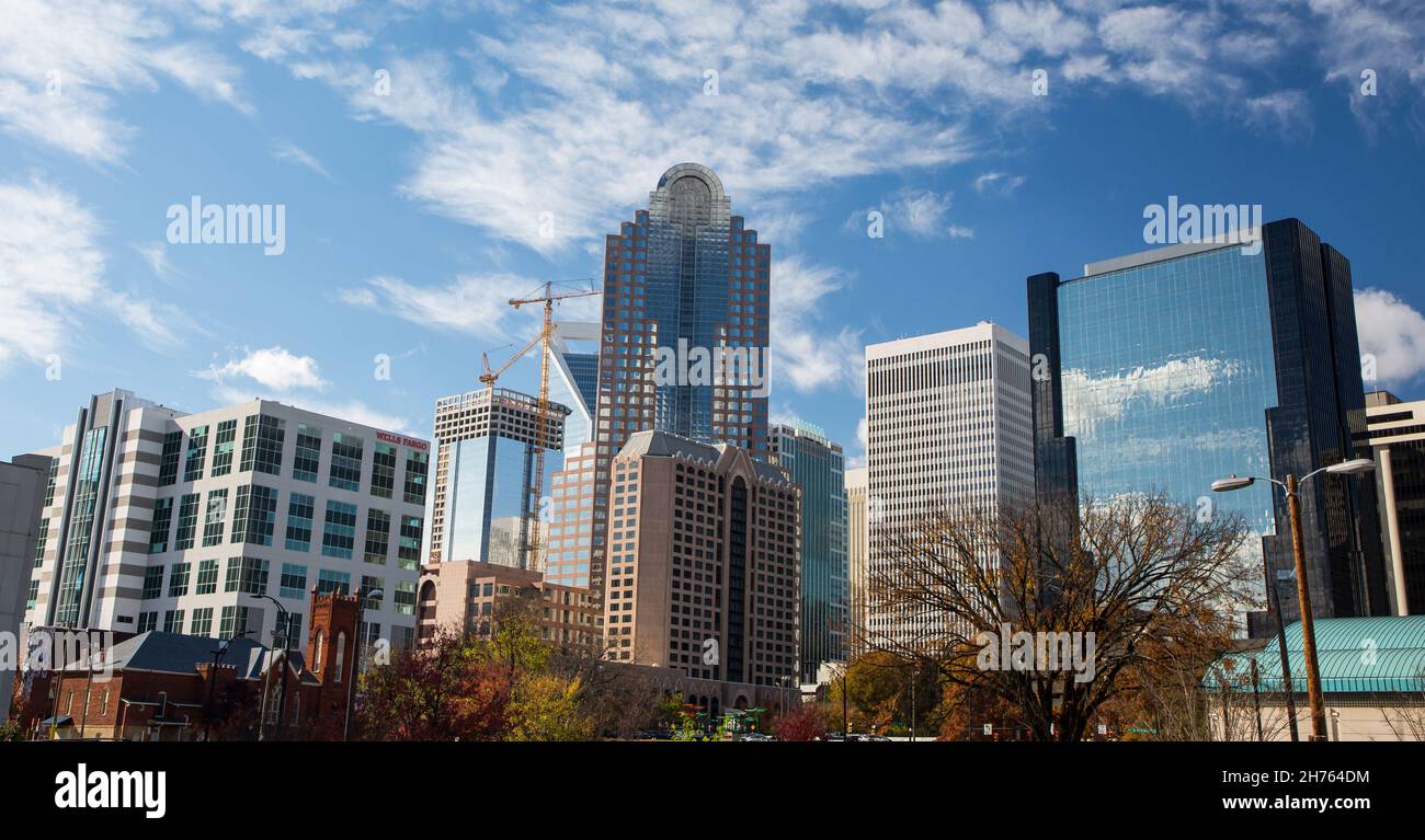 Blick auf die Skyline von Uptown Charlotte von der N. Brevard Street. Stockfoto