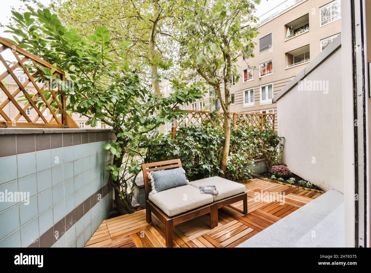 Interieur der schönen Terrasse in gemütlichen Wohnung Stockfoto