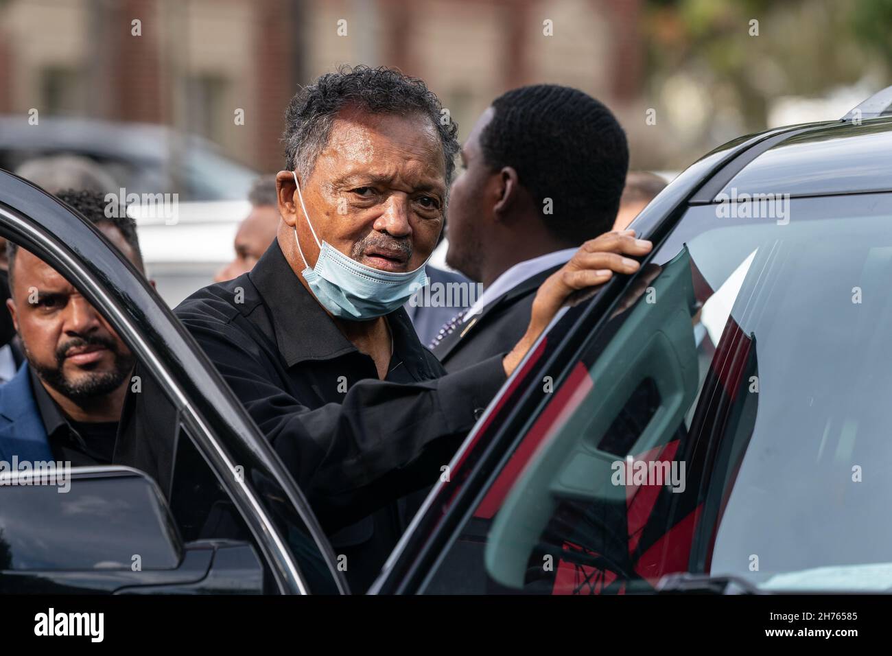 Rev. Jesse Jackson, Mitte, ruht, bevor er in sein Fahrzeug während der Wall of Prayer-Veranstaltung zur Unterstützung der Justiz für Ahmaud Arbery vor dem Glynn County Courthouse 18. November 2021 in Brunswick, Georgia, kam. Der Prozess gegen die Angeklagten Greg McMichael, Travis McMichael und einen Nachbarn, William 'Roddie' Bryan, wurde im Gerichtsgebäude fortgesetzt. Stockfoto