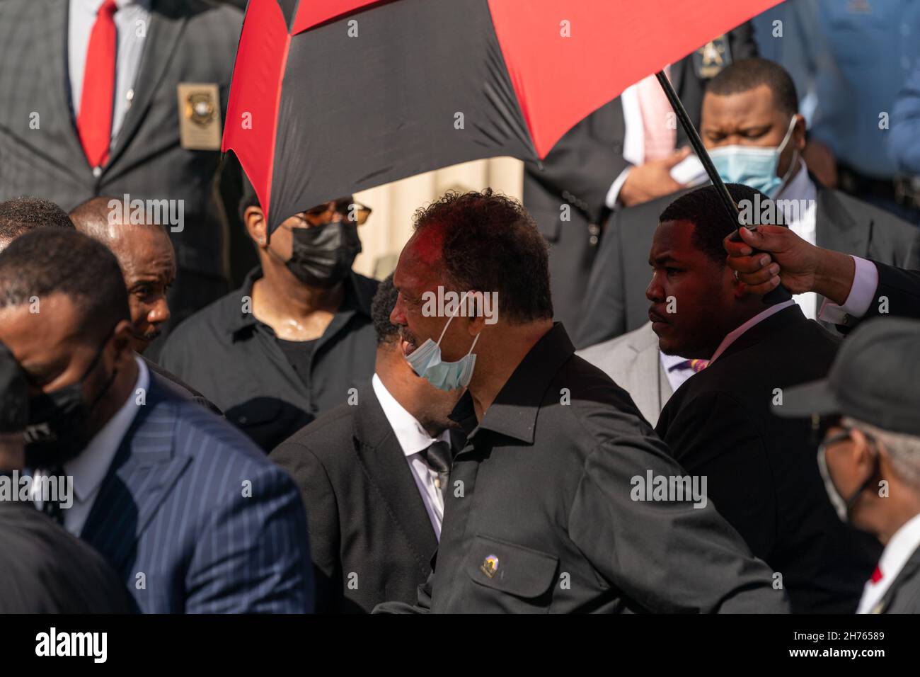 Rev. Jesse Jackson, Mitte, wird während der Wall of Prayer-Veranstaltung zur Unterstützung der Justiz für Ahmaud Arbery vor dem Glynn County Courthouse am 18. November 2021 in Brunswick, Georgia, durch die Menge begleitet. Der Prozess gegen die Angeklagten Greg McMichael, Travis McMichael und einen Nachbarn, William 'Roddie' Bryan, wurde im Gerichtsgebäude fortgesetzt. Stockfoto